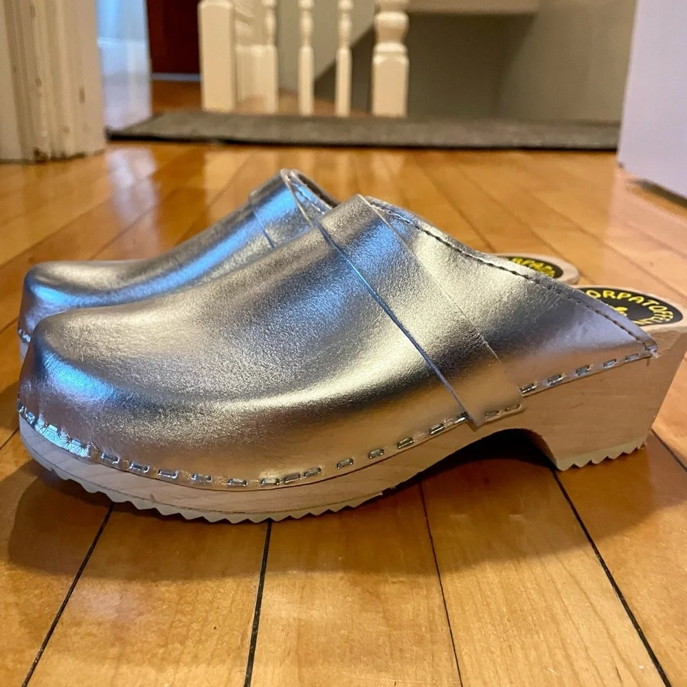 Silver women’s 38 euro/7 1/2 US Torpatofeln clogs - Picture 3 of 8